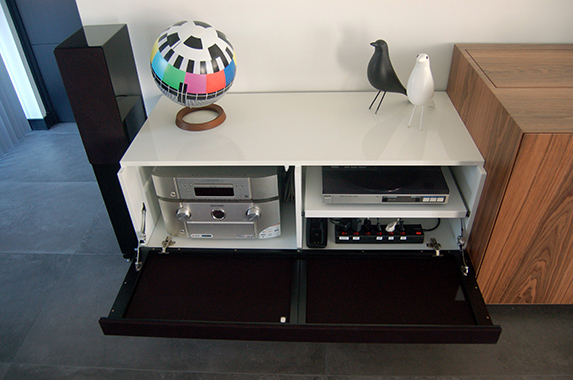 tv kast met tv lift op maat houtfineer design speakerdoek