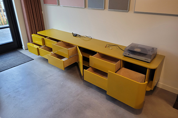 tv audio meubel design geel zwevend