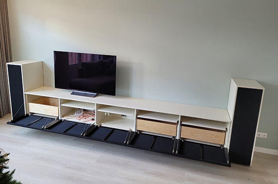 Lange kast met zwarte speakerdoek kleppen