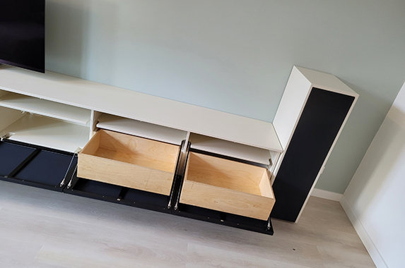 Lange kast met zwarte speakerdoek kleppen