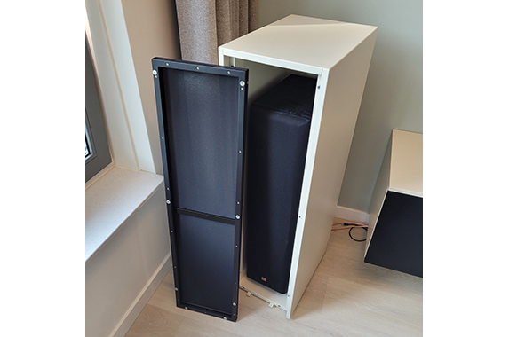 Lange kast met zwarte speakerdoek kleppen