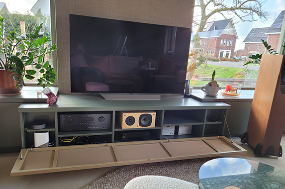 audio wandcombinatie met LP laden en luidsprekerdoek