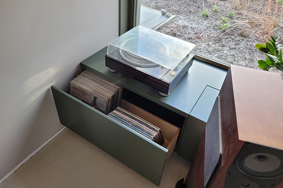 audio wandcombinatie met LP laden en luidsprekerdoek