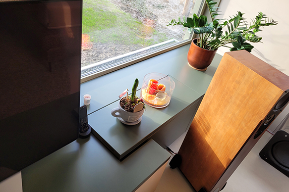 audio wandcombinatie met LP laden en luidsprekerdoek